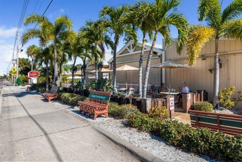 Charming Beach Cottage With Stunning Unset Views Pets Are Welcome Here Bella8