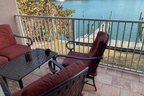 Luxury And Spacious Waterside Getaway