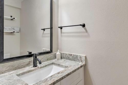 Fort Walton Beach Townhome Less Than 3 Mi To Beach!