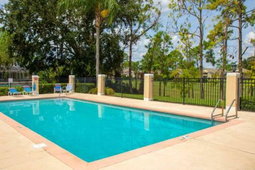 Southern Comfort Right At Home! South Facing Pool! Villa
