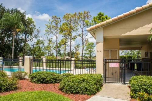 Southern Comfort Right At Home! South Facing Pool! Villa