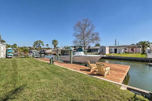 Spacious Canalfront Home With Kayaks 1 Mi To Beach!