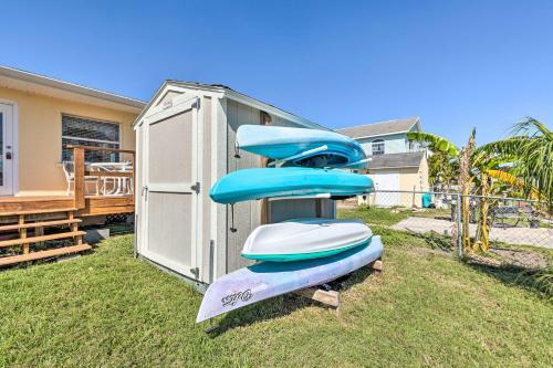 Spacious Canalfront Home With Kayaks 1 Mi To Beach!