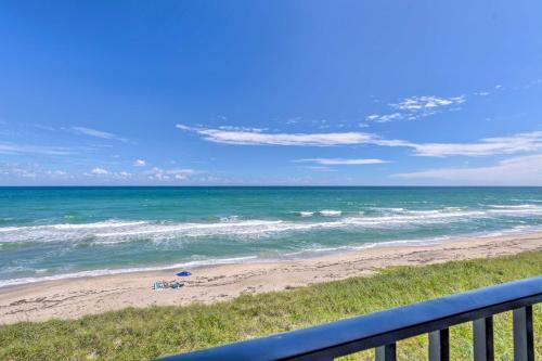 Apartamento Oceanfront Jensen Beach Condo - Golf Nearby!