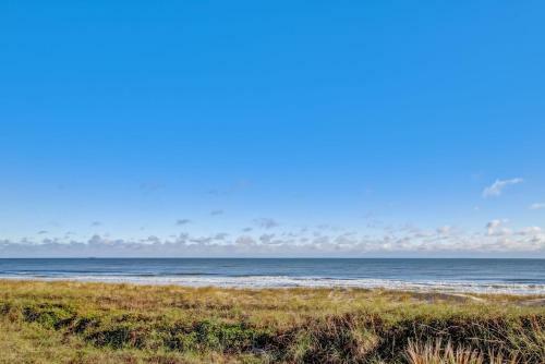 Apartamento Relaxing Condo On Oceanfront - Hear The Waves - Pool -sleeps 6