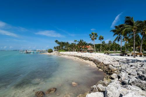 Newly Renovated 3br2ba Duplex With Private Dock