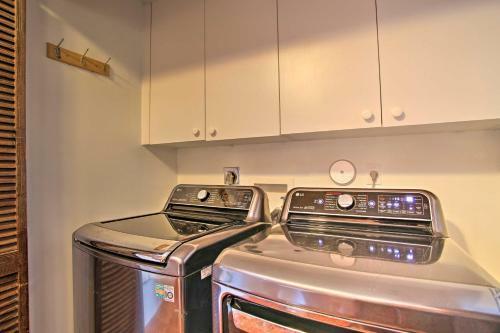 Sunny Waterfront Escape In Upscale Neighborhood!