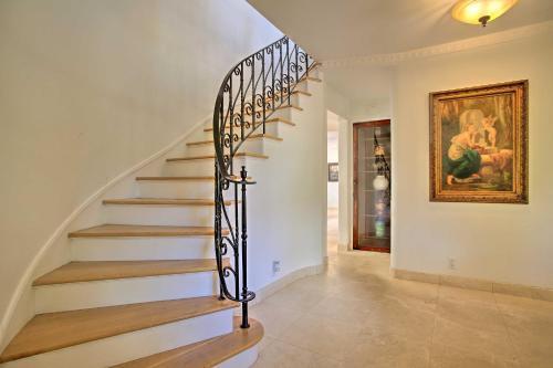 Sunny Waterfront Escape In Upscale Neighborhood!