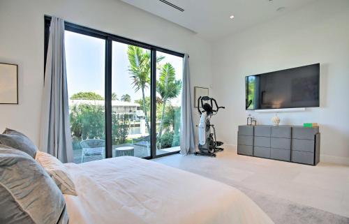 Sleek And Chic Waterfront Home With Private Pool!