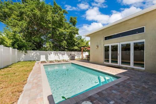 Hostal House With Pool King Beds Close To Beach