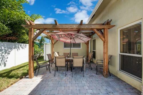 Hostal House With Pool King Beds Close To Beach
