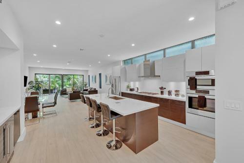 Stunning Luxury Modern Newly Built Home 4 Bedrooms