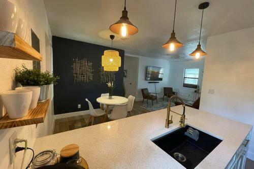 Cozy Home-close To Downtown, Beaches & Restaurants