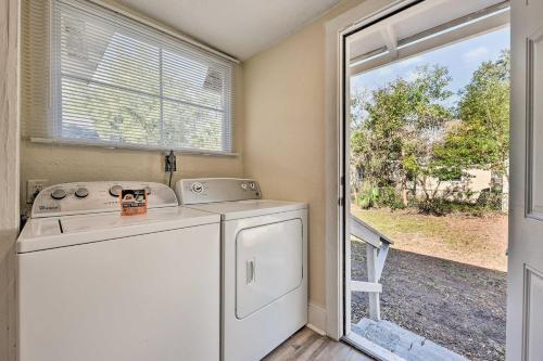 Charming And Central Jacksonville Home With Porch