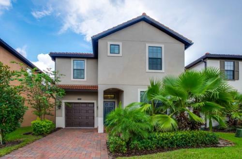 Spectacular Lassie Pool House View