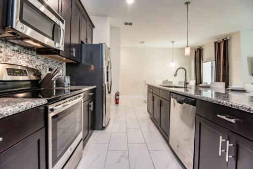 Dramatic Luxury 4 Bedroom Townhome With Pool Townhouse
