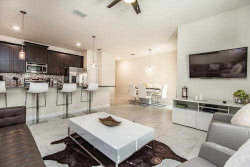 Dramatic Luxury 4 Bedroom Townhome With Pool Townhouse