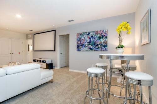 South Facing Pool Spa, Game Room Home Is Loaded! Villa
