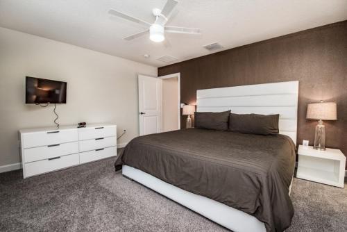 Pristine 4 Bedroom Town Home With Pool Spa Townhouse