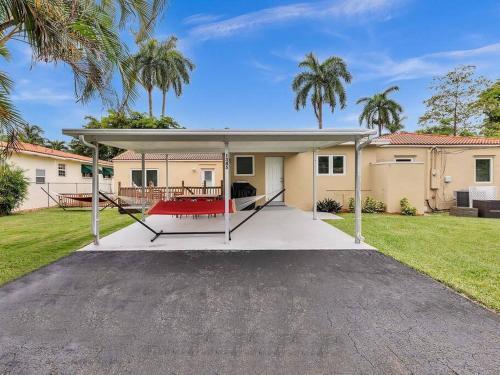 Supervilla - 4br/3ba - Pool - 5 Mins To Beach