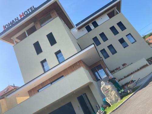 Johan Hotel