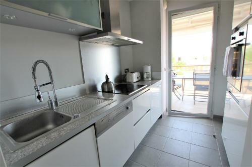 Fully Equipped Apartment With Large Terrace Lounge Area