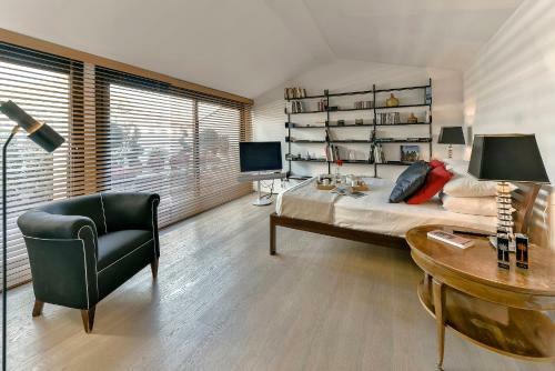 An Amazing Apartment In Oltrarno