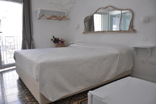 Hostal Vico Degli Ebrei - Rooms & Suite - Jacuzzi Spa -