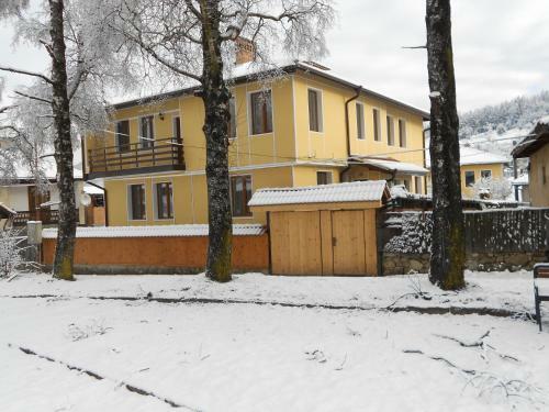 Hostal Nenchova Guest House