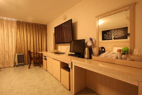 J-top Hotel