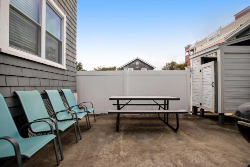 The Shore Cottage & Porch Life
