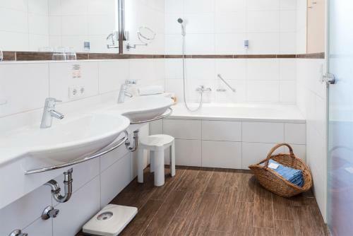 Hotel Ebner's Waldhof Am See Resort & Spa