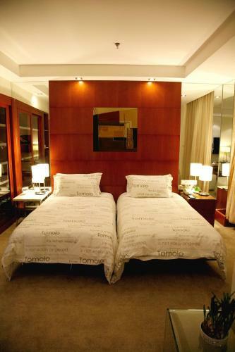 Yangtze River Tomolo Hotel (jianghan Road Branch)