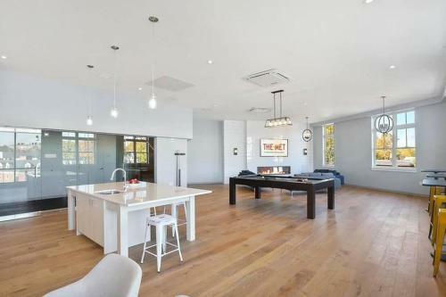 Luxury Apartment W Gym, Steps From Commuter Rail #2013