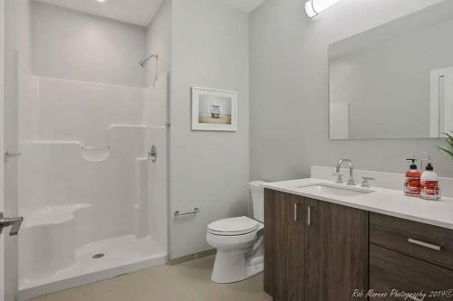 Luxury Apartment W Gym, Steps From Commuter Rail #2013