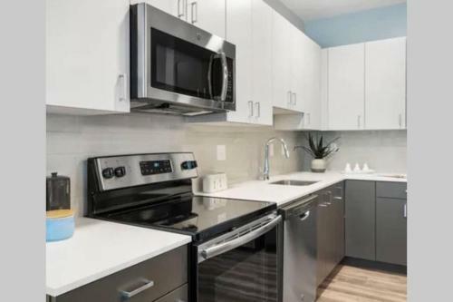 Luxury Apartment W Gym, Steps From Commuter Rail #2013