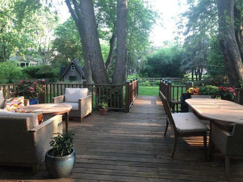 Spacious Modern Retreat Minutes From The Big House