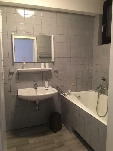 Gro�z�giges Apartment Mit Blick Ins Gr�ne Und Eigener Terrasse