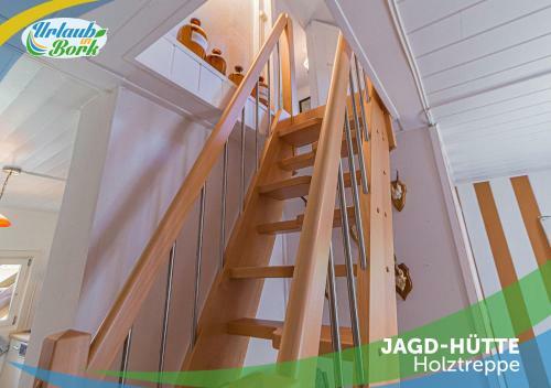 Jagd-angler-holzhaus-im-wald-am-see