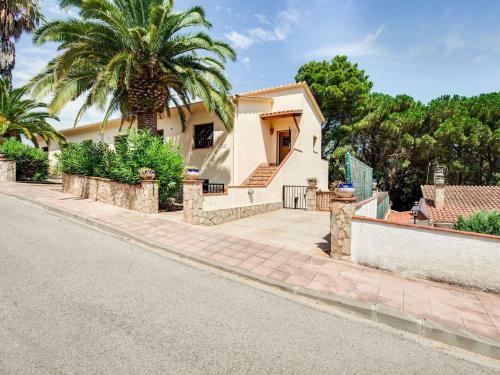 Chic Holiday Home In Playa De Pals With Terrace