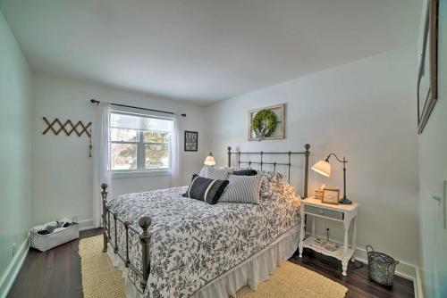 Chic Farmhouse With Fire Pit Less Than 4 Mi To Beach!