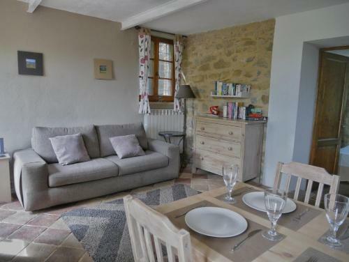Charming Farmhouse Apartment With Swimming Pool