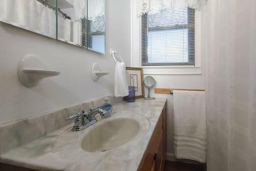Huge Historic, W/large Yard & Close To Beach