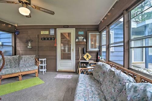 Quaint Roscommon Cabin With Deck And Fire Pit!