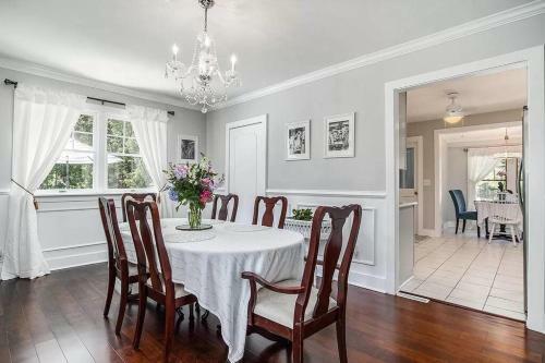 Newly Renovated Farmhouse 2 Miles From Beach!