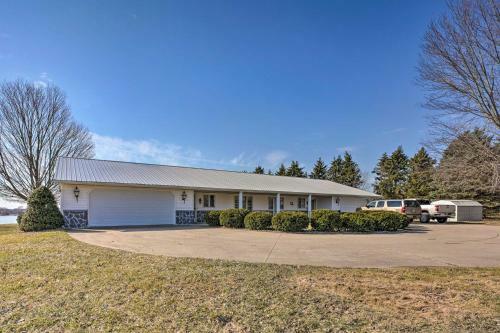 Lakefront Sturgis Cottage With Grill And Kayaks!