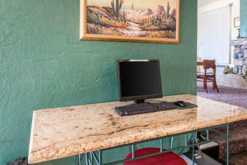 Hotel Rodeway Inn & Suites Colorado Springs