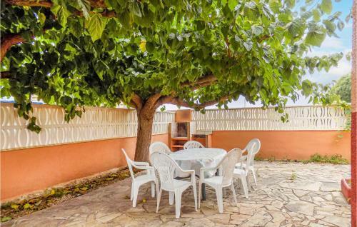 Beautiful Home In Pe��scola With 3 Bedrooms