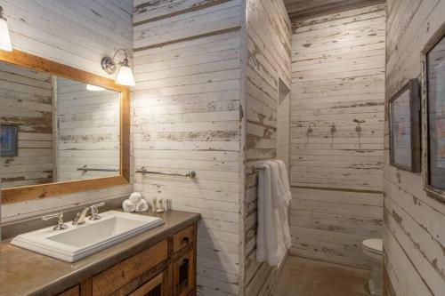 Gull Lakes Finest! Reclaimed Charm And Luxury