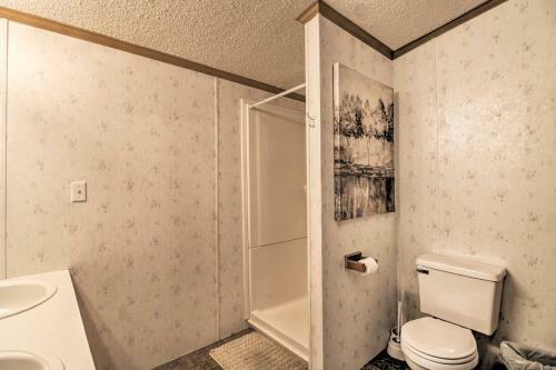 Quaint Pequot Home Less Than 1 Mi From Lake Access!
